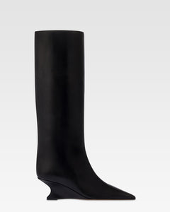 Boots in black calf leather.