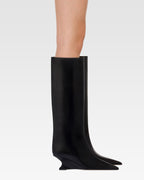 Boots in black calf leather.