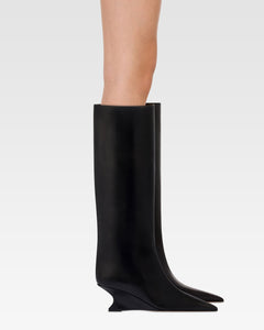 Boots in black calf leather.