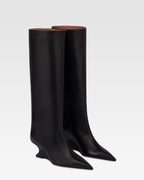 Boots in black calf leather.
