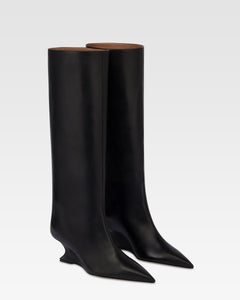 Boots in black calf leather.