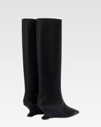 Boots in black calf leather.