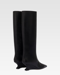 Boots in black calf leather.