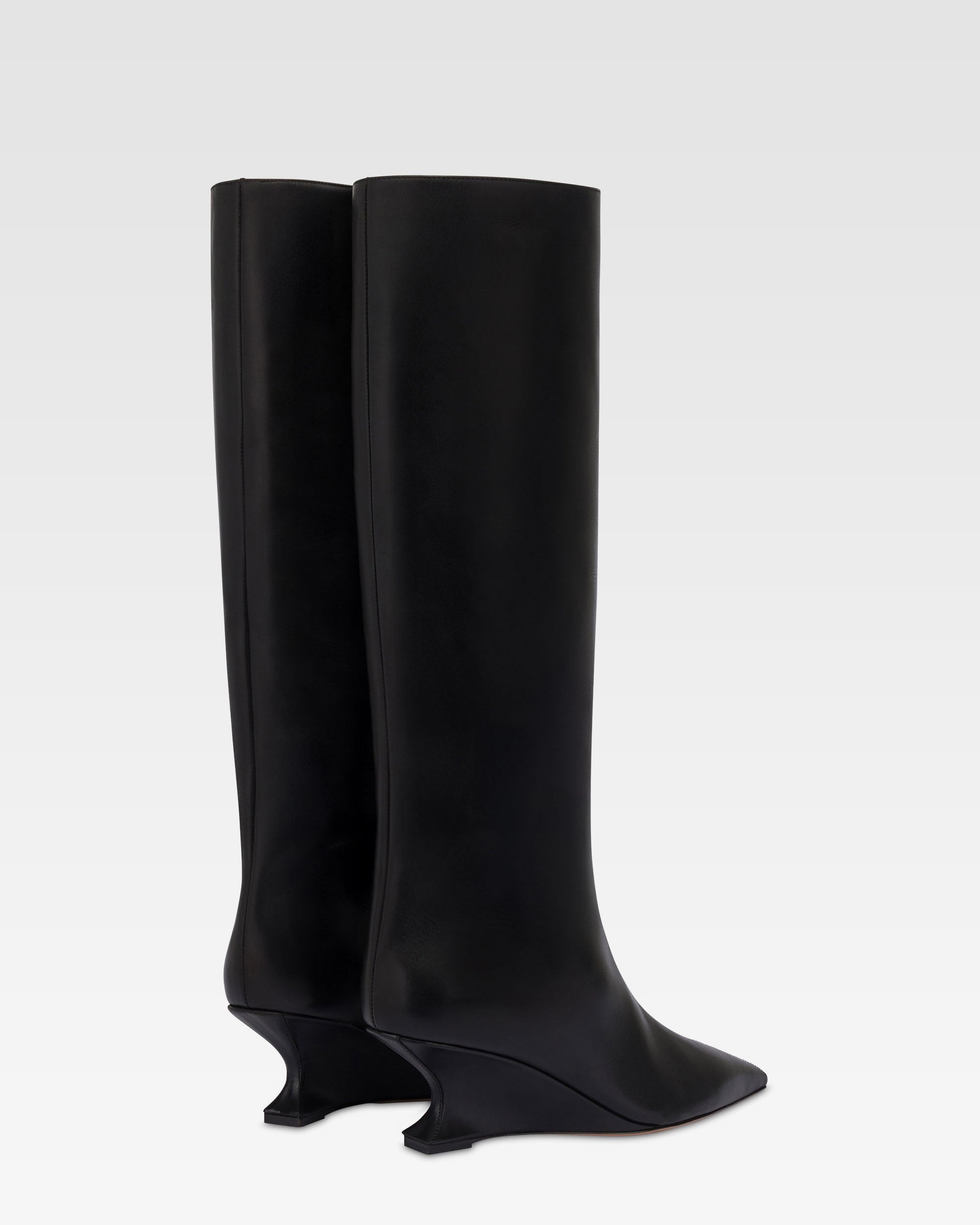 Boots in black calf leather.