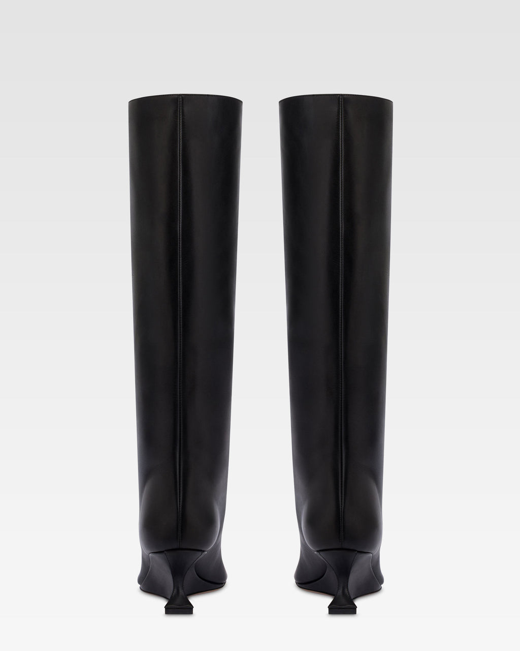 Boots in black calf leather.