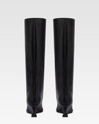 Boots in black calf leather.