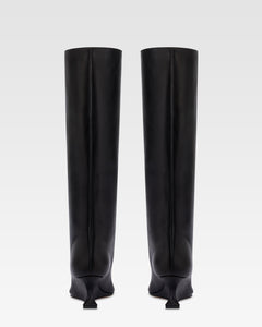 Boots in black calf leather.