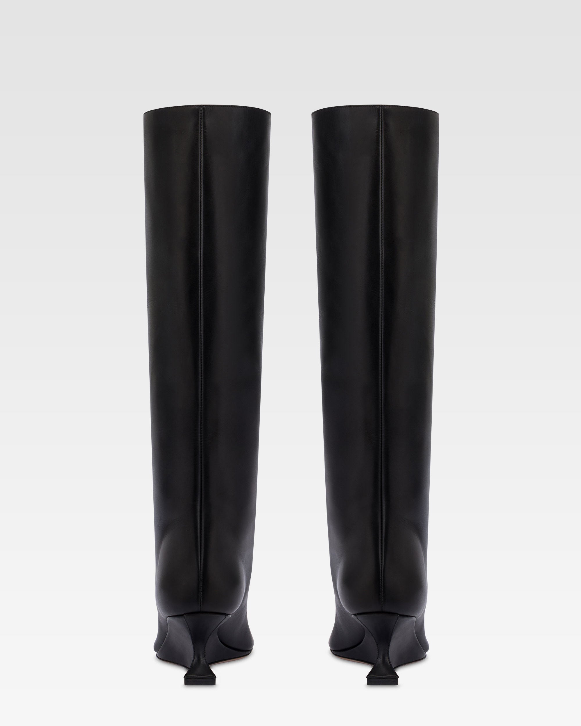 Boots in black calf leather.