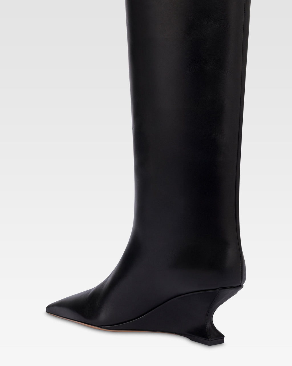 Boots in black calf leather.