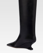 Boots in black calf leather.