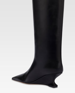 Boots in black calf leather.
