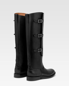 Stiefel aus schwarzem Kalbsleder mit Details mit Kroko-Pragung