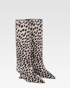 Boots in white and dark brown printed cowhide