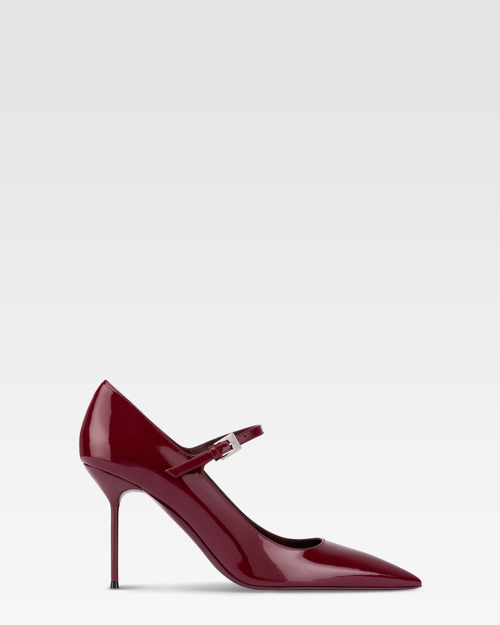 Pumps in rouge noir patent leather