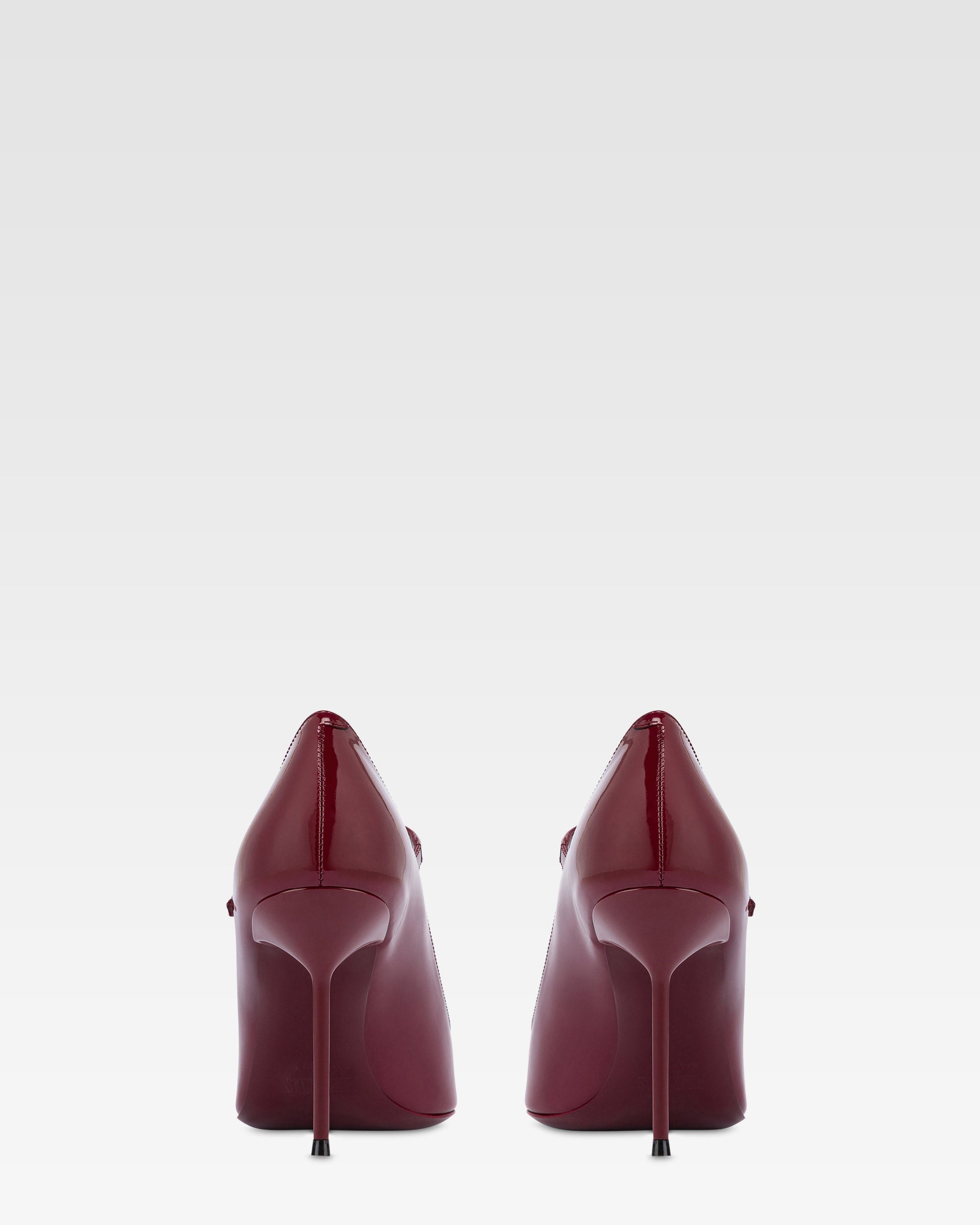 Pumps in rouge noir patent leather