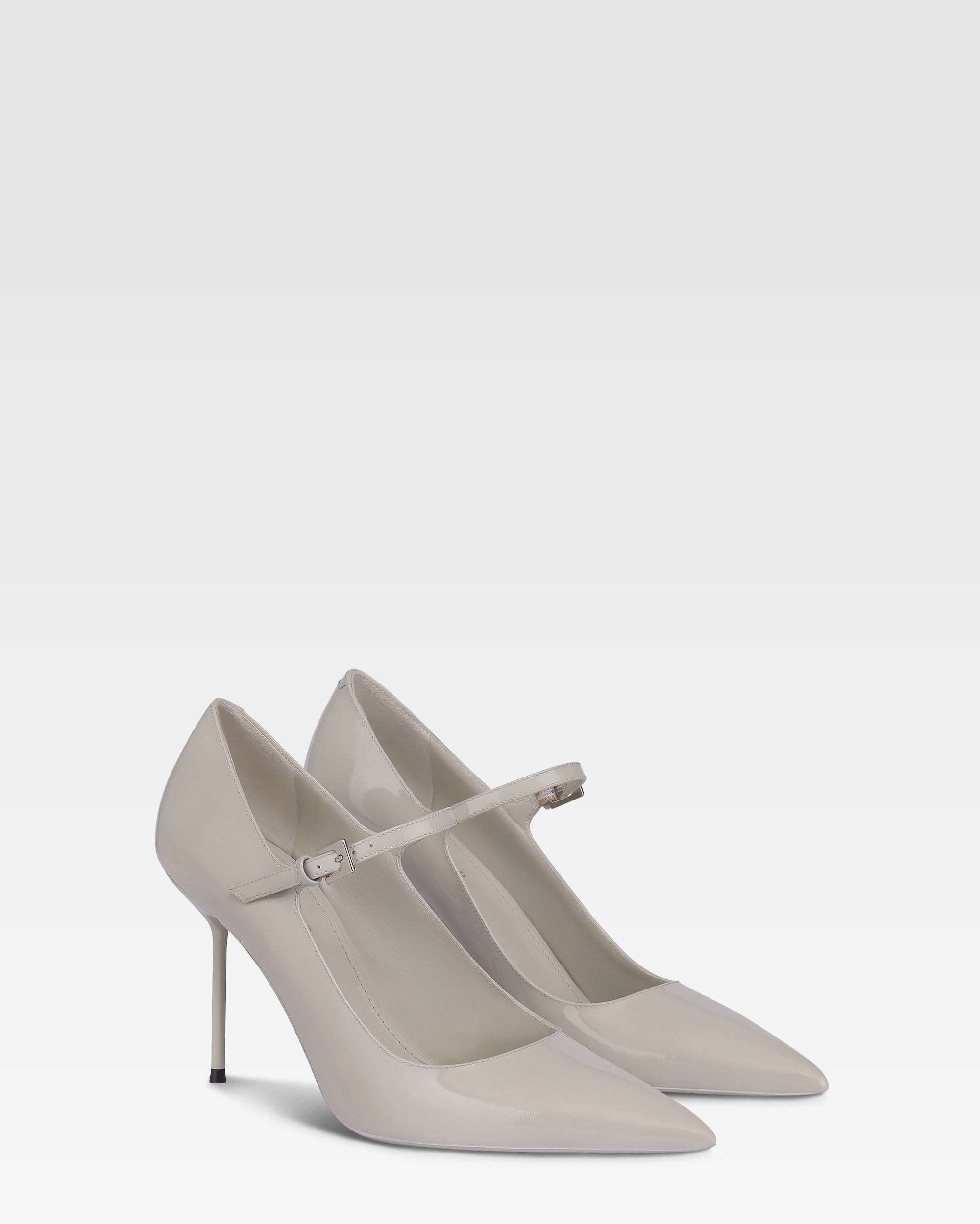 Pumps in grey patent leather