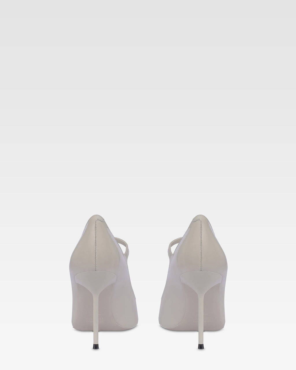 Pumps in grey patent leather