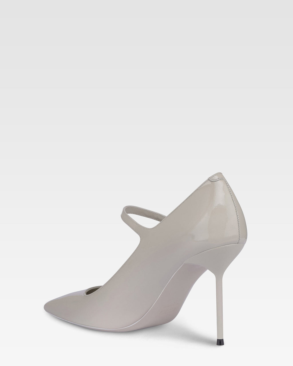 Pumps in grey patent leather