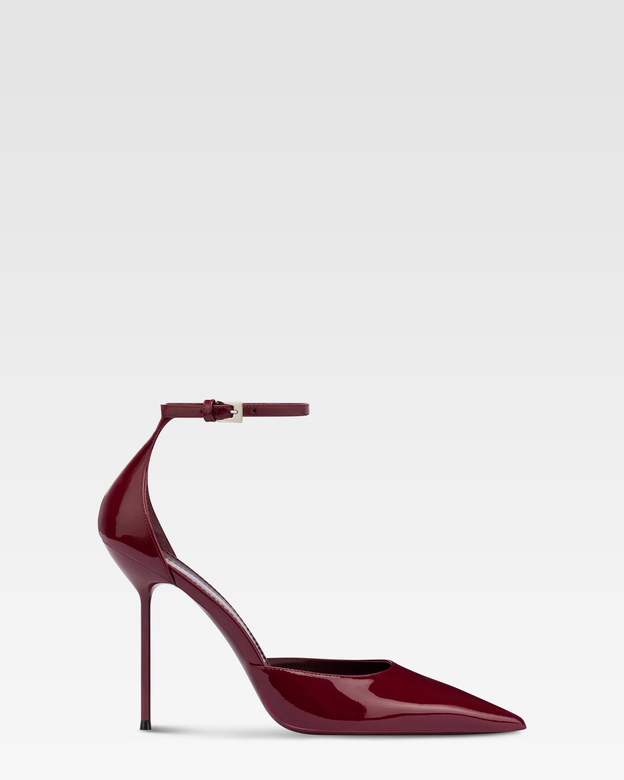 Ankle-strap pumps in rouge noir patent leather