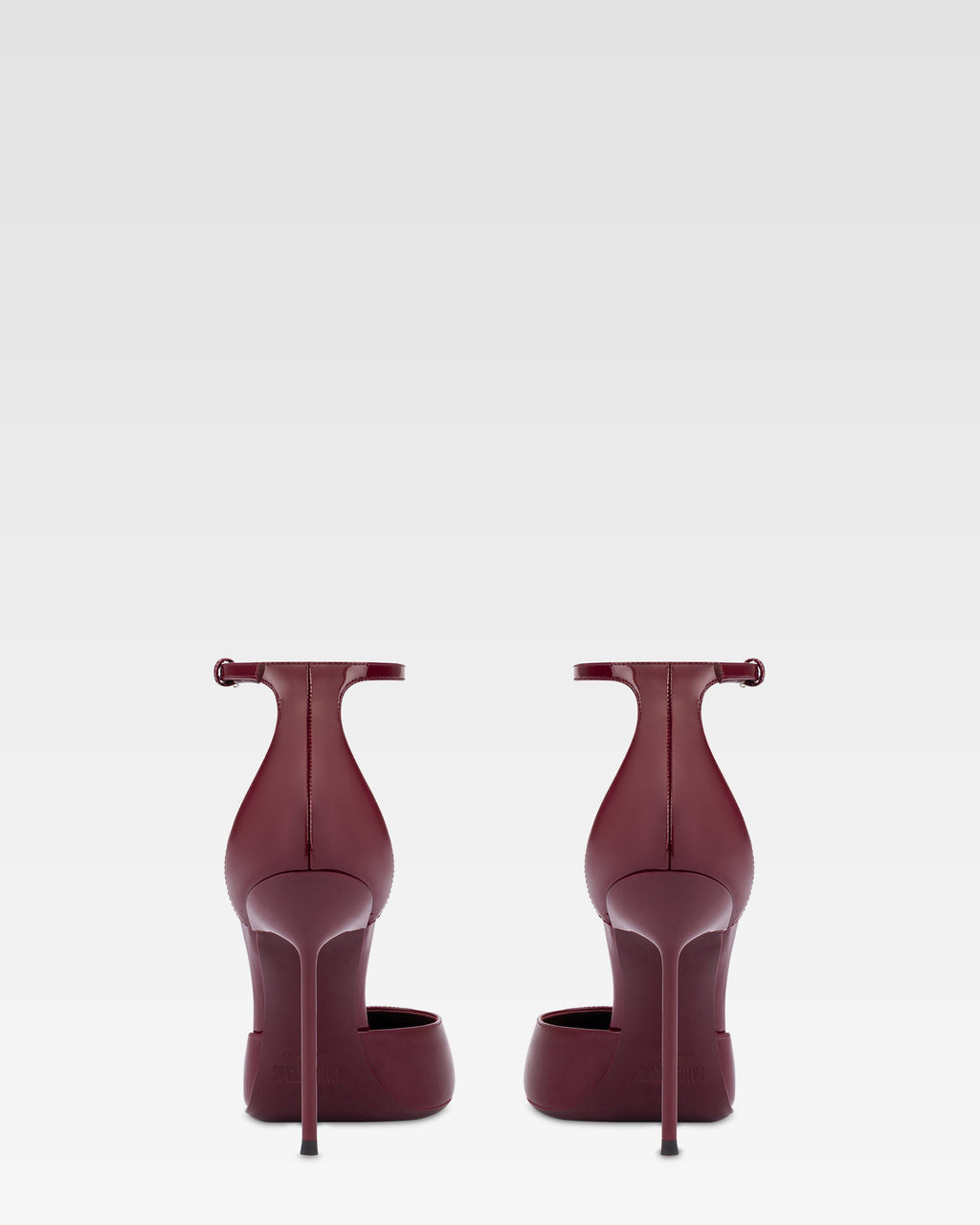 Ankle-strap pumps in rouge noir patent leather