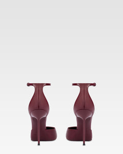 Ankle-strap pumps in rouge noir patent leather