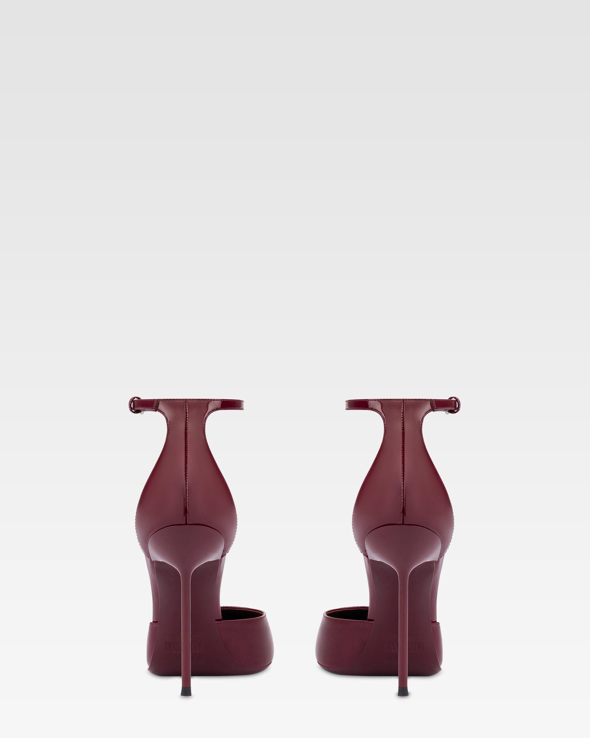 Ankle-strap pumps in rouge noir patent leather