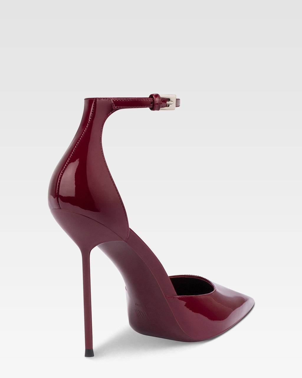 Ankle-strap pumps in rouge noir patent leather