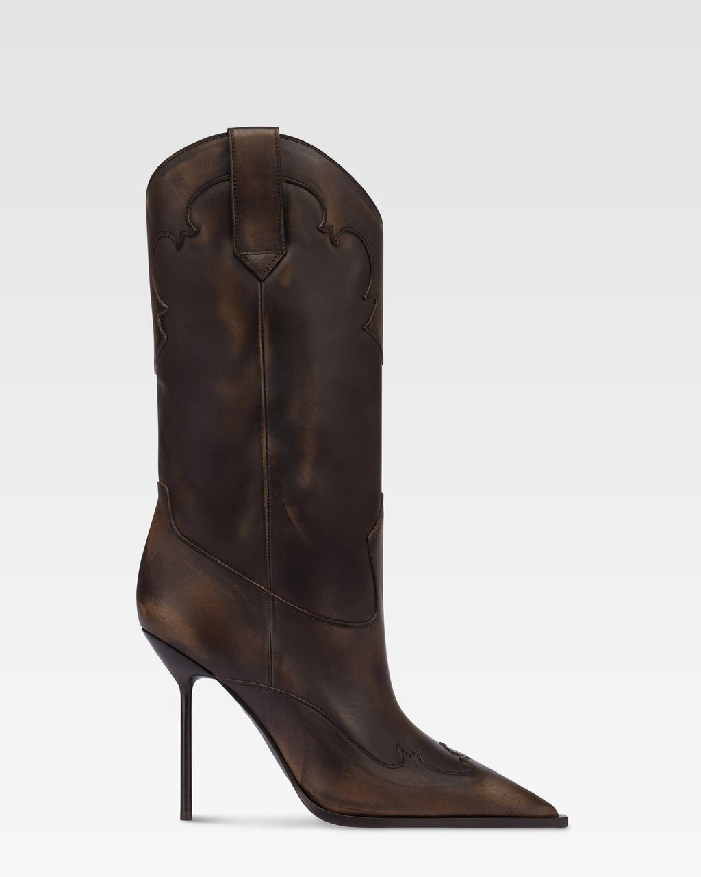 Stiefel aus tiefschwarzem geburstetem Leder.