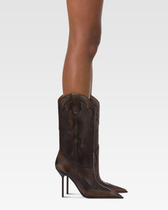 Stiefel aus tiefschwarzem geburstetem Leder.