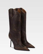 Stiefel aus tiefschwarzem geburstetem Leder.