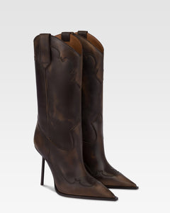 Stiefel aus tiefschwarzem geburstetem Leder.