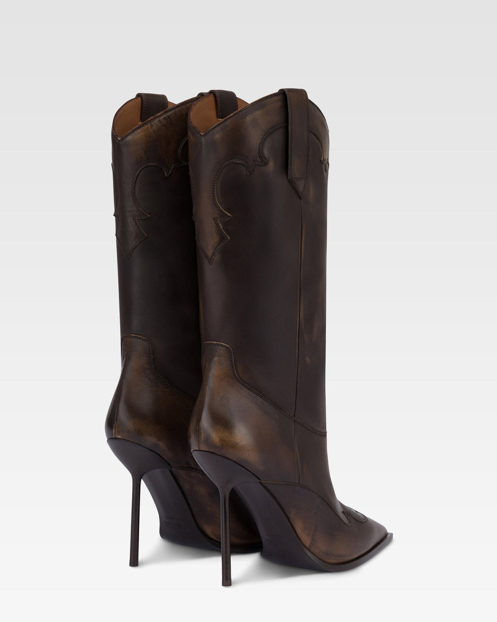 Stiefel aus tiefschwarzem geburstetem Leder.