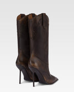 Stiefel aus tiefschwarzem geburstetem Leder.