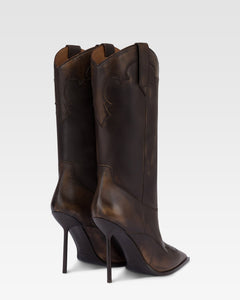 Stiefel aus tiefschwarzem geburstetem Leder.