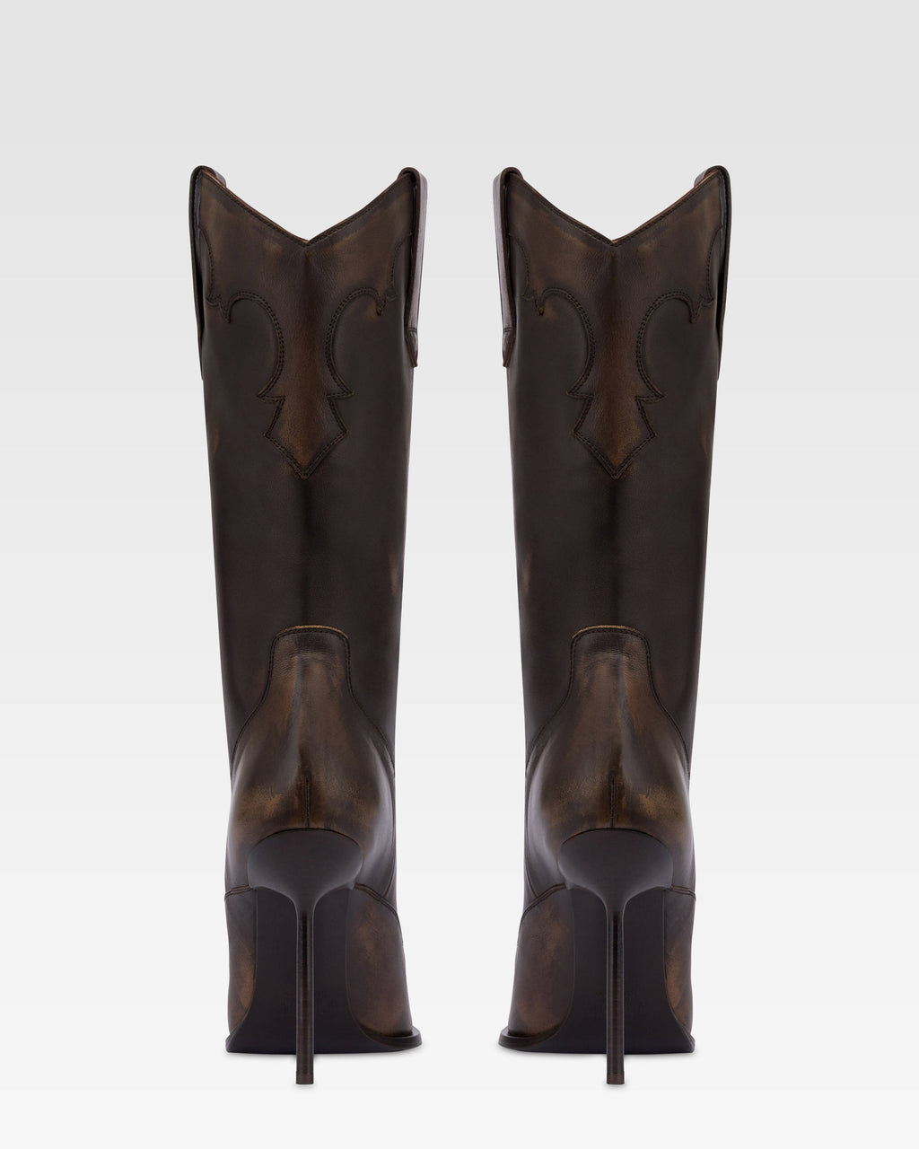 Stiefel aus tiefschwarzem geburstetem Leder.