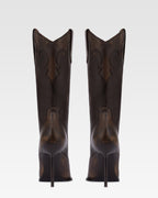 Stiefel aus tiefschwarzem geburstetem Leder.