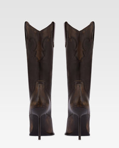 Stiefel aus tiefschwarzem geburstetem Leder.