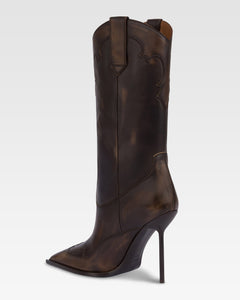 Stiefel aus tiefschwarzem geburstetem Leder.