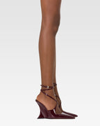 Ankle strap pumps in vernice rouge noir