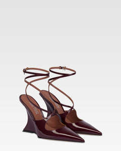 Ankle strap pumps in vernice rouge noir