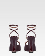 Ankle strap pumps in vernice rouge noir