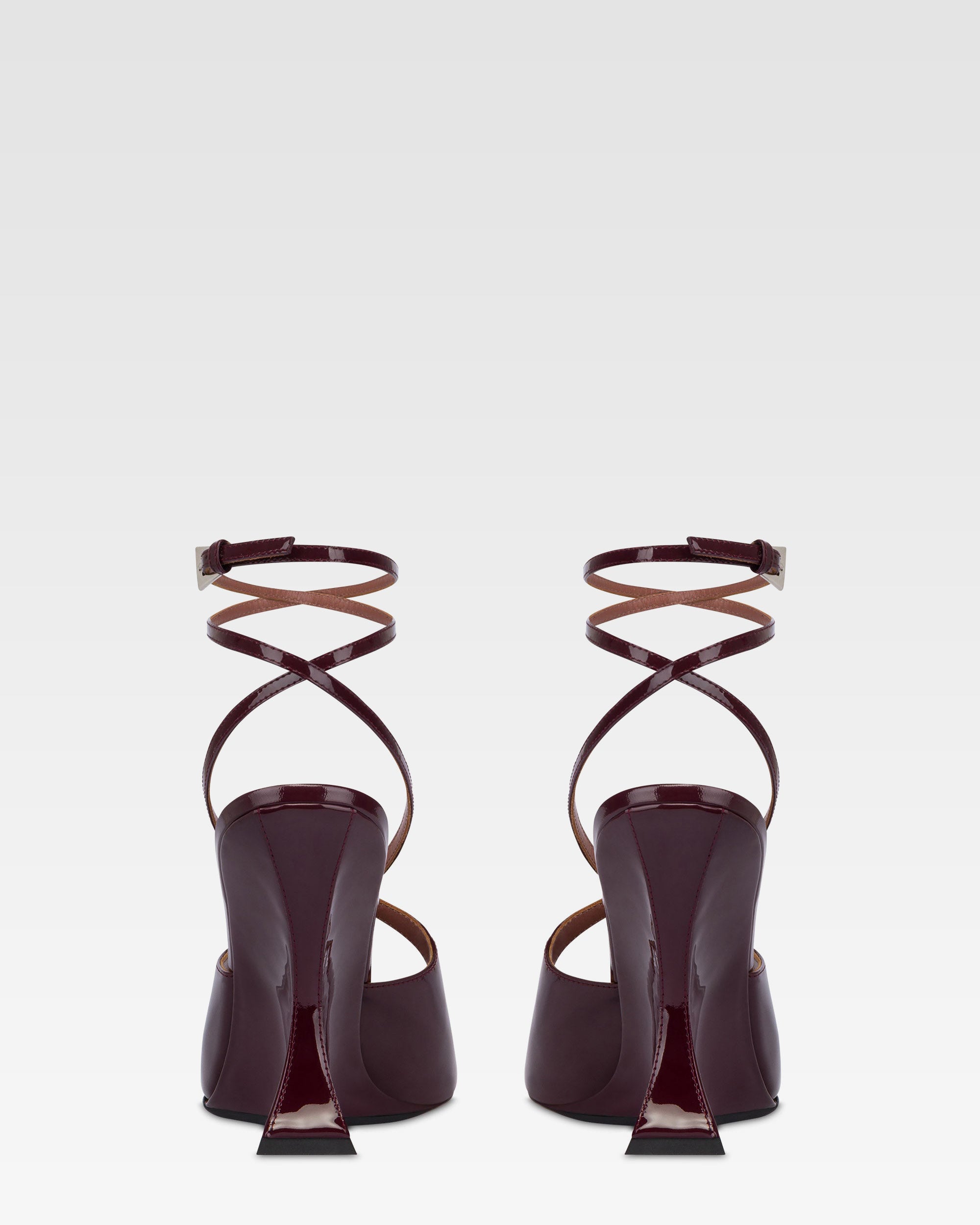 Ankle strap pumps in vernice rouge noir