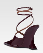 Ankle strap pumps in vernice rouge noir