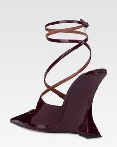 Ankle strap pumps in vernice rouge noir