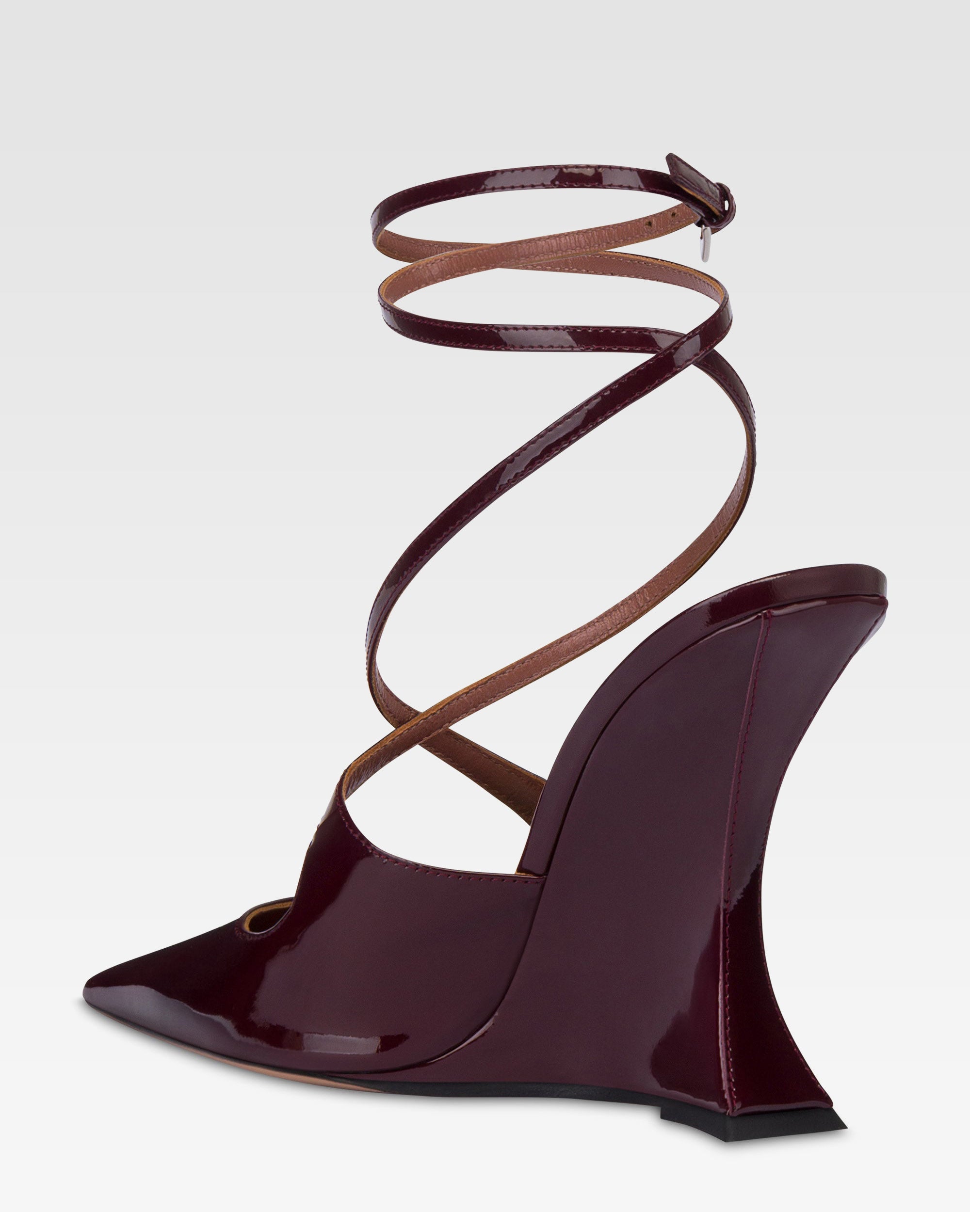 Ankle strap pumps in vernice rouge noir