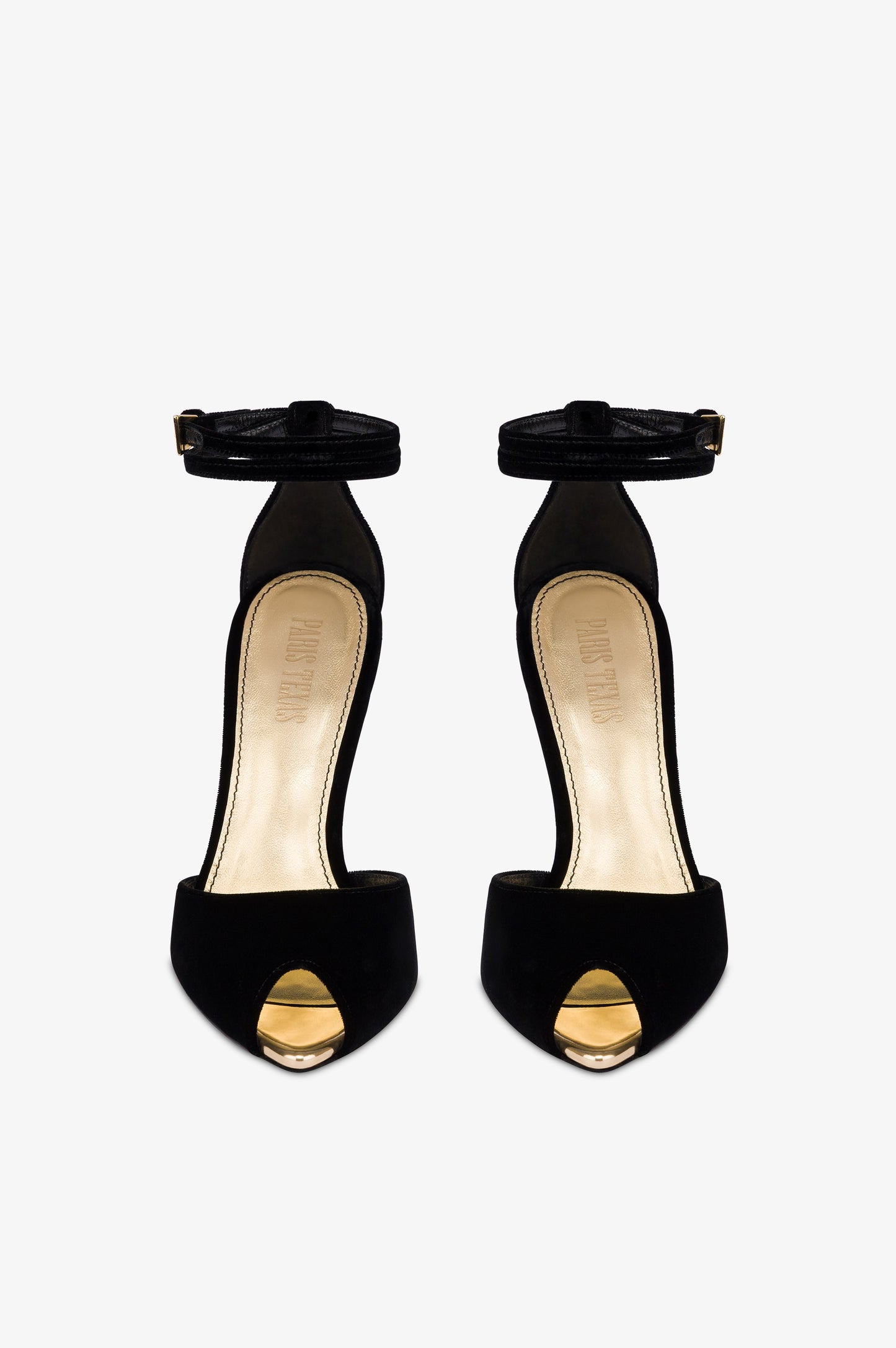 Sandalias de terciopelo de color negro con detalles dorados.