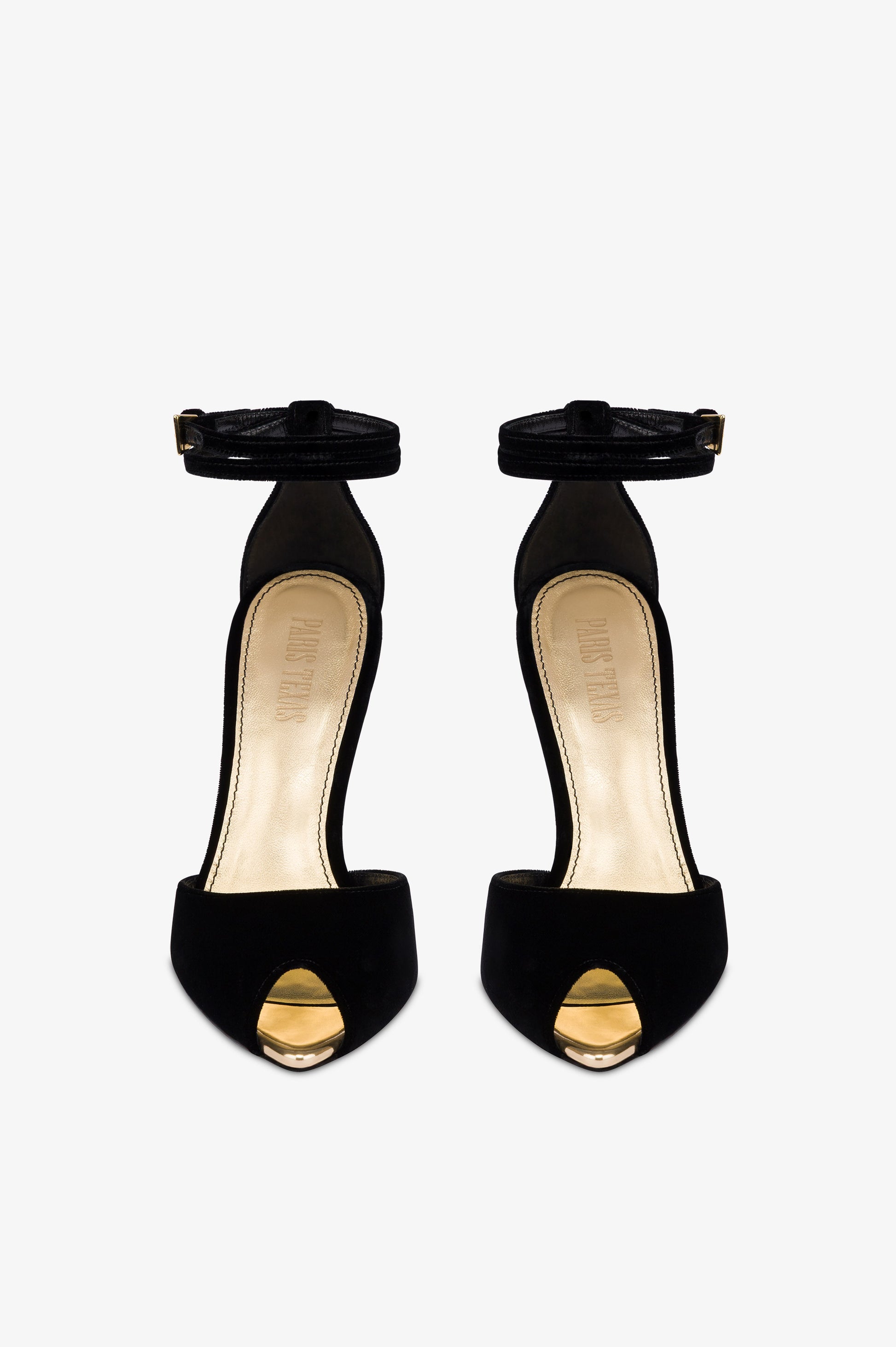 Sandalias de terciopelo de color negro con detalles dorados.