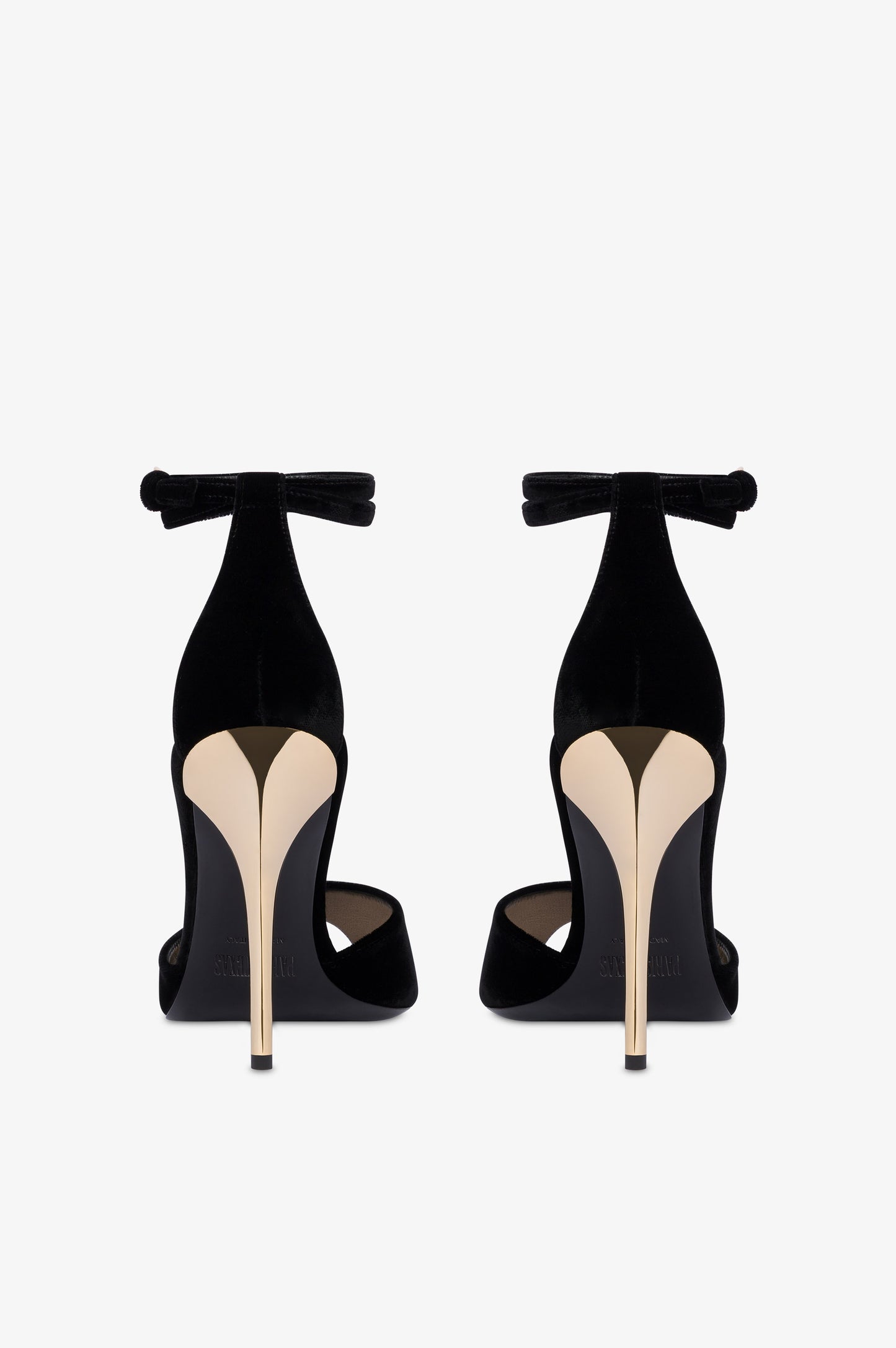 Sandalias de terciopelo de color negro con detalles dorados.