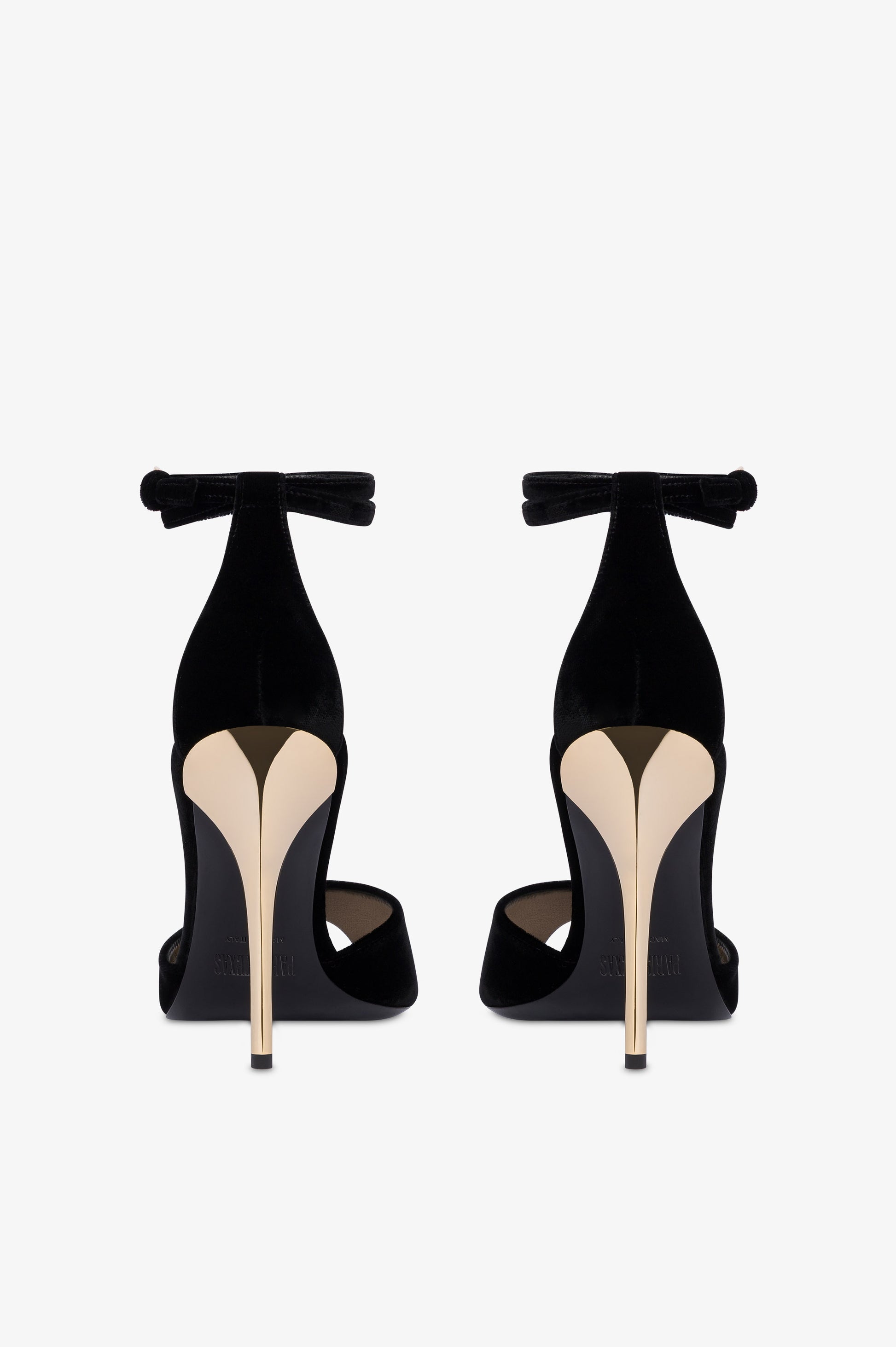 Sandalias de terciopelo de color negro con detalles dorados.