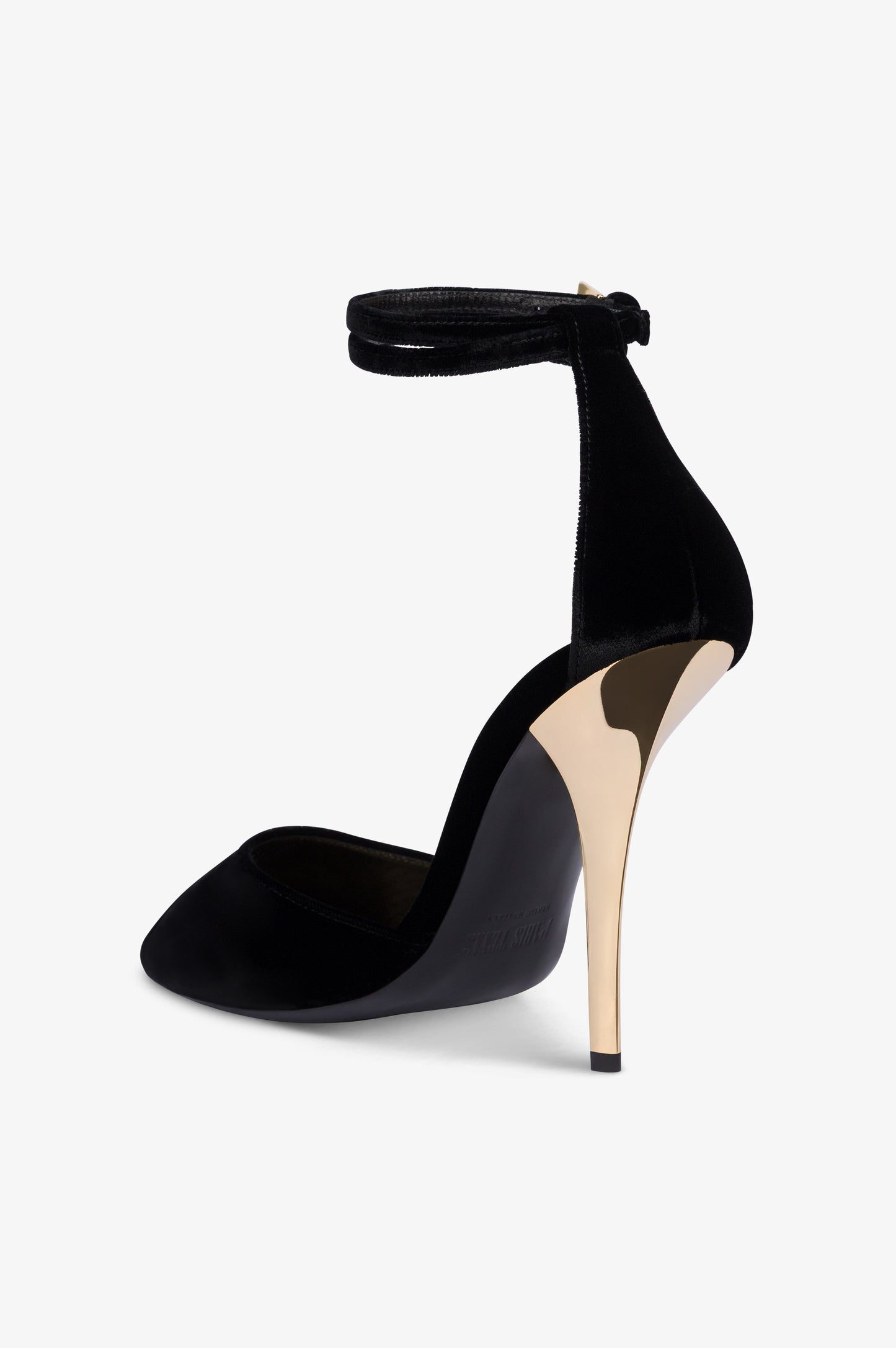 Sandalias de terciopelo de color negro con detalles dorados.